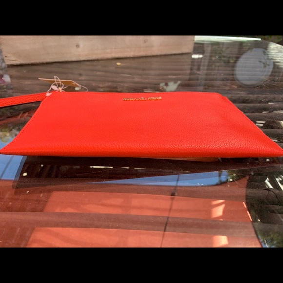NWT Micheal Kors beautiful Brick Red wristlet. - Picture 3 of 5